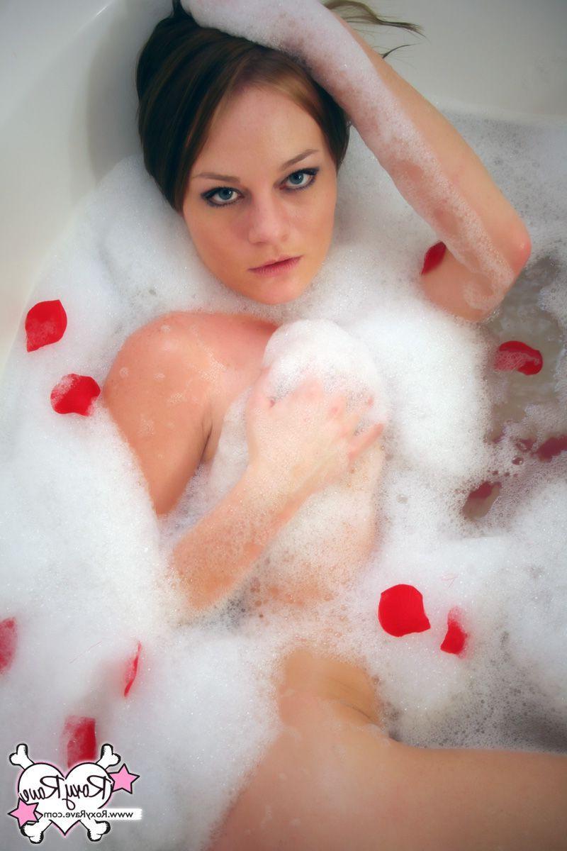 20P Pictures of Roxy Rave taking a hot bubble bath