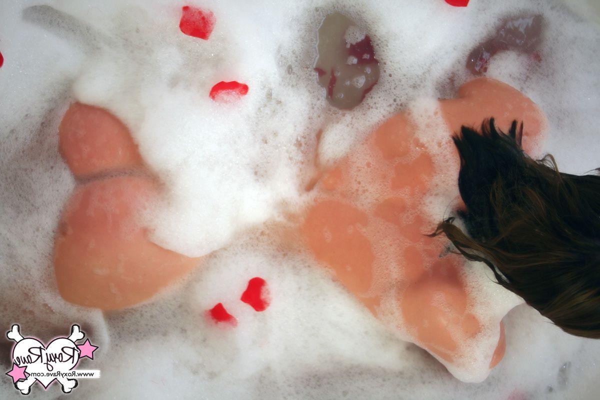 20P Pictures of Roxy Rave taking a hot bubble bath