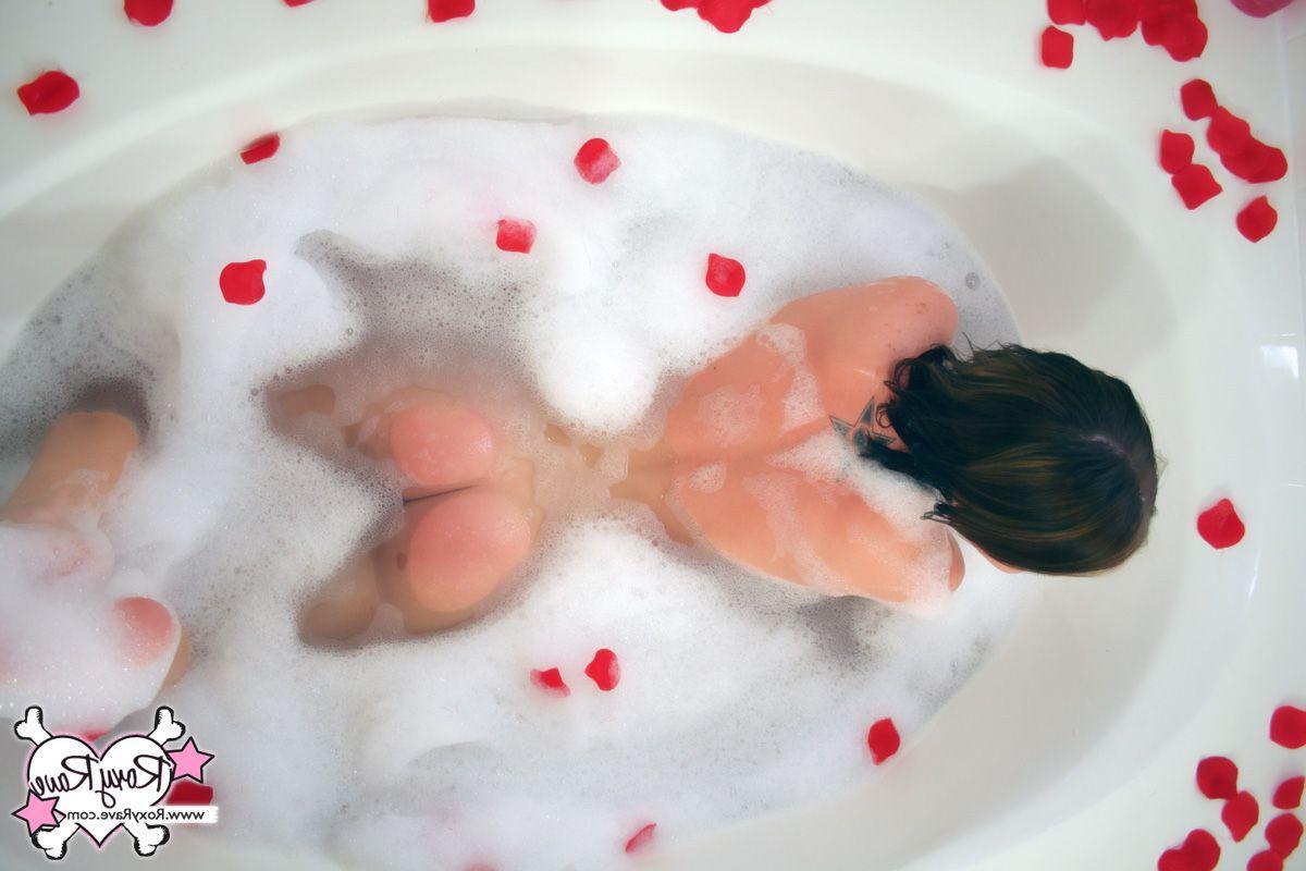 20P Pictures of Roxy Rave taking a hot bubble bath
