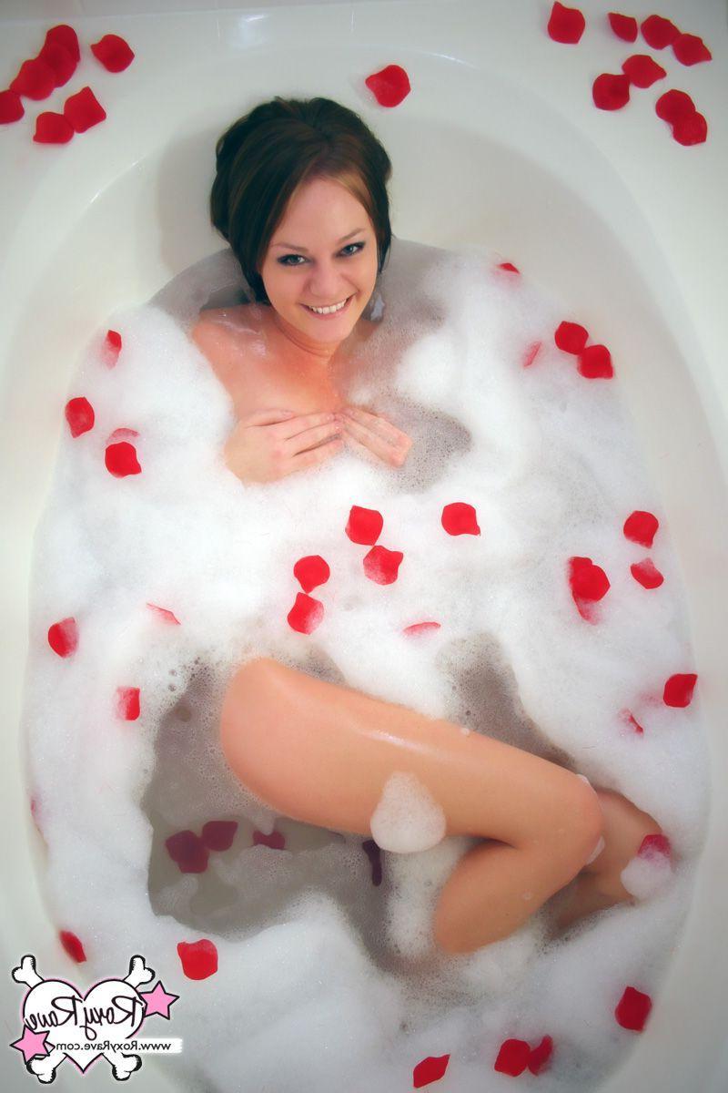 20P Pictures of Roxy Rave taking a hot bubble bath
