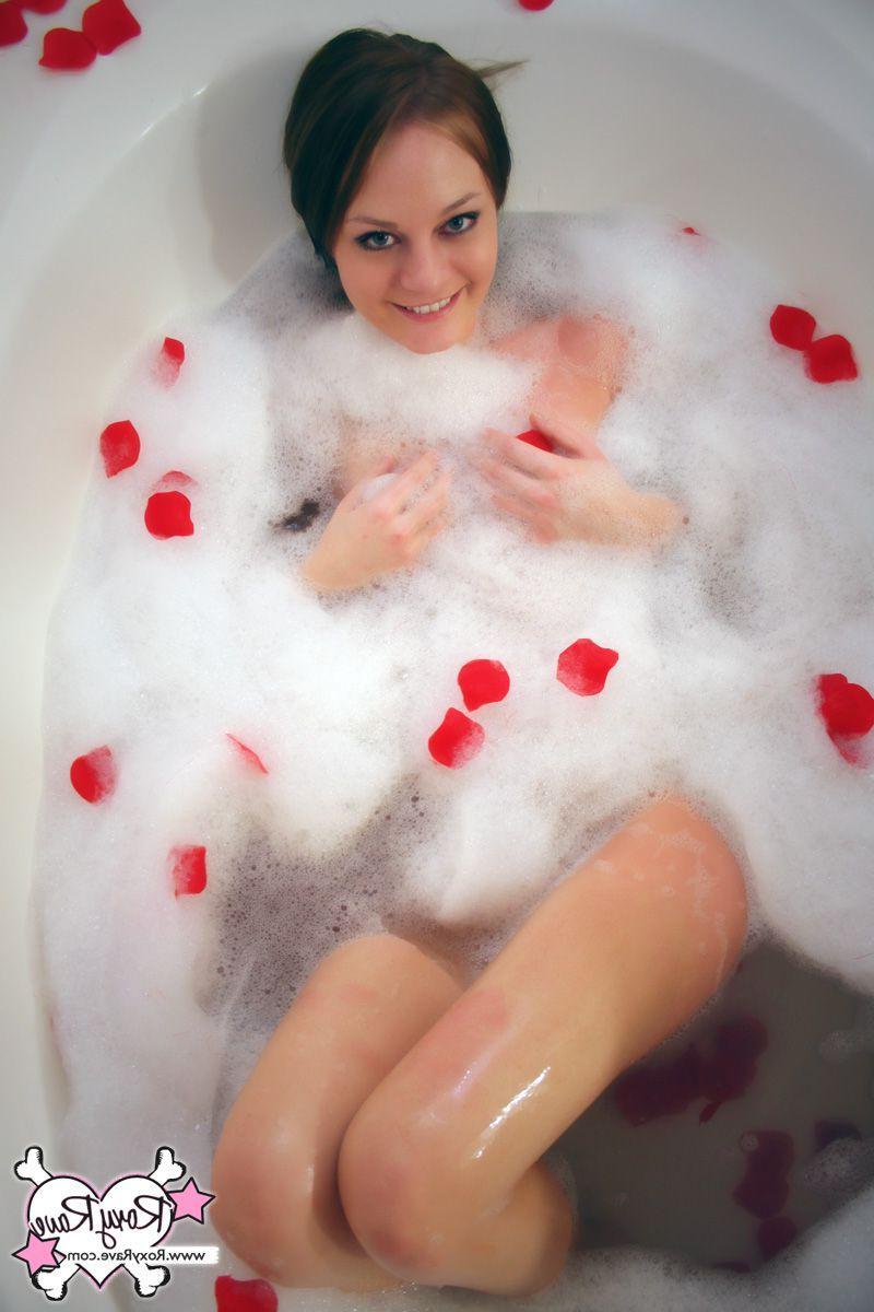20P Pictures of Roxy Rave taking a hot bubble bath