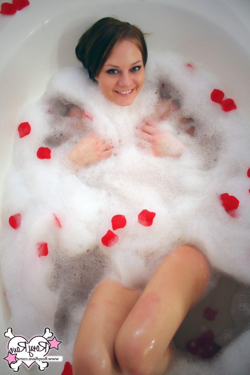 20P Pictures of Roxy Rave taking a hot bubble bath