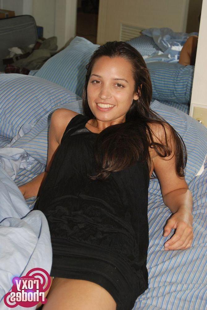 15P Pictures of teen girl Roxy Rhodes showing you her beautiful pussy