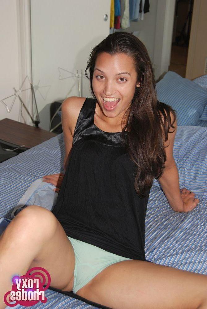 15P Pictures of teen girl Roxy Rhodes showing you her beautiful pussy