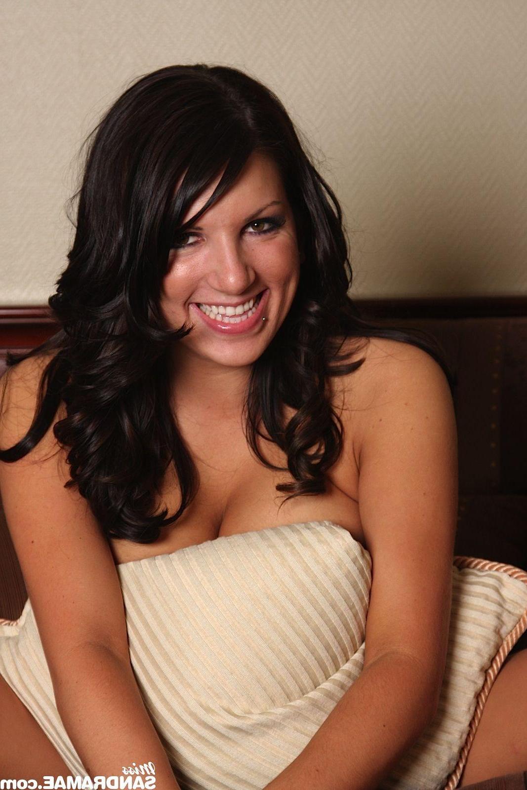 20P Pictures of Miss Sandra Mae stripping for you in a hotel room