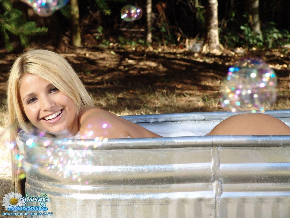 20P Pictures of Sandy Summers getting all wet for you
