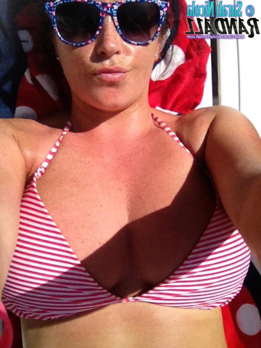 15P Hot model Sarah Randall takes pics of her massive titties
