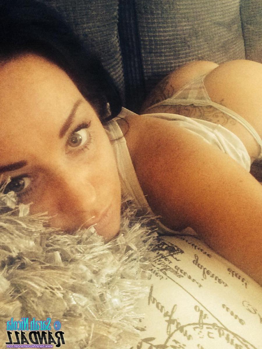 15P Hot model Sarah Randall takes pics of her massive titties