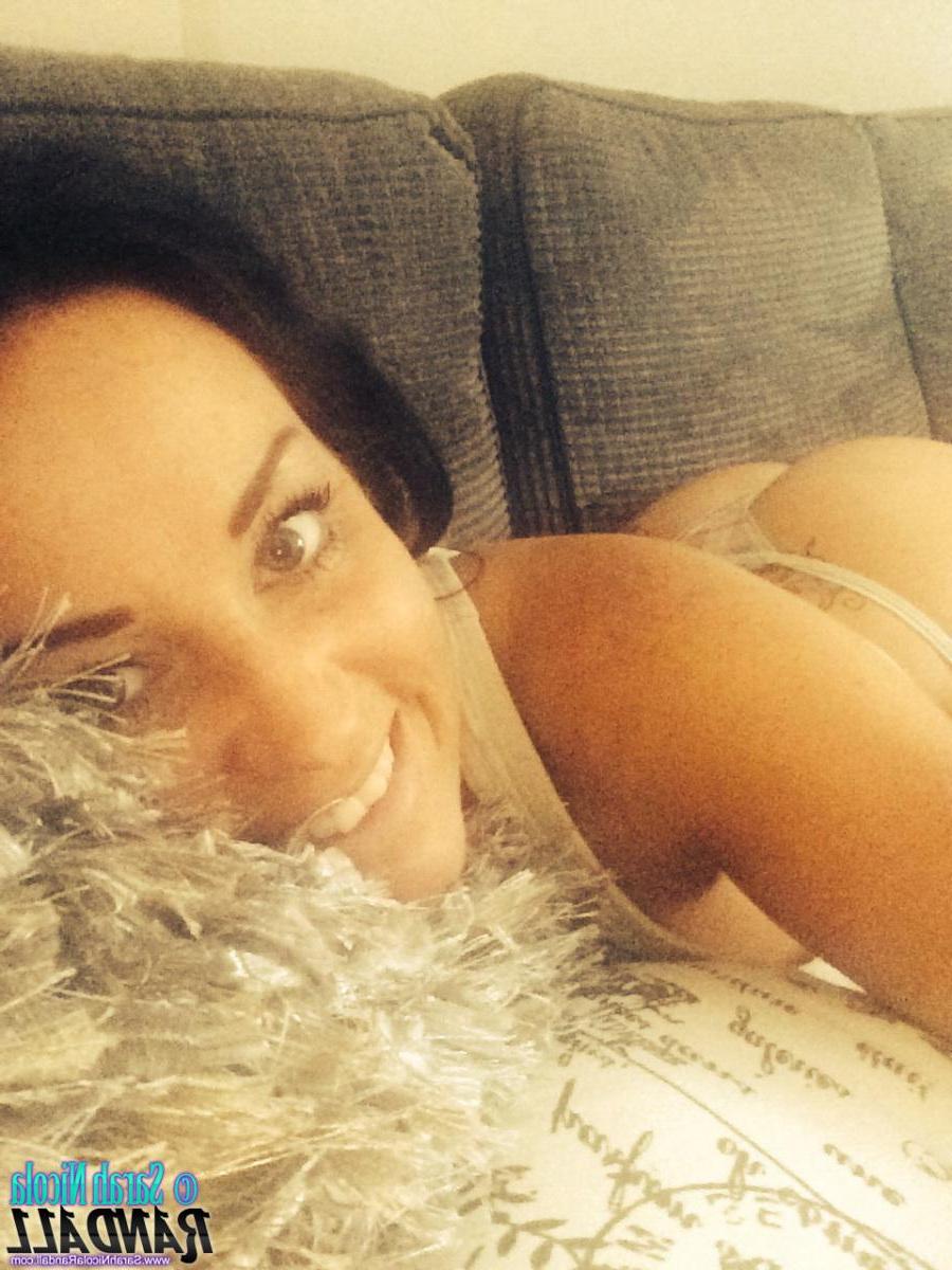 15P Hot model Sarah Randall takes pics of her massive titties
