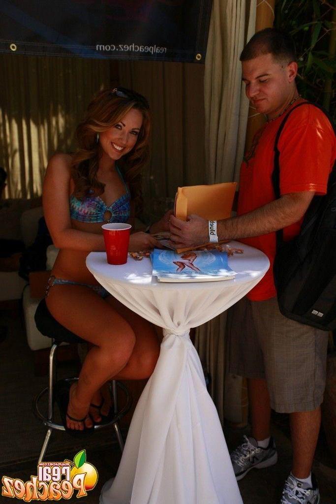 15P Pictures of Real Peachez getting freaky with her girlfriend