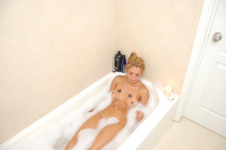 15P Pictures of Sexy Lette taking a bubble bath