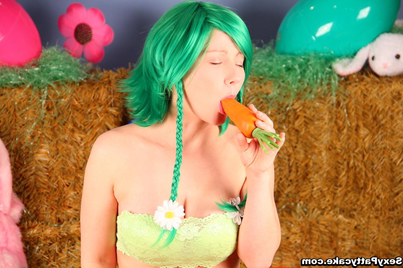 16P Sexy Pattycake dresses up as your sexy bunny and raids the garden