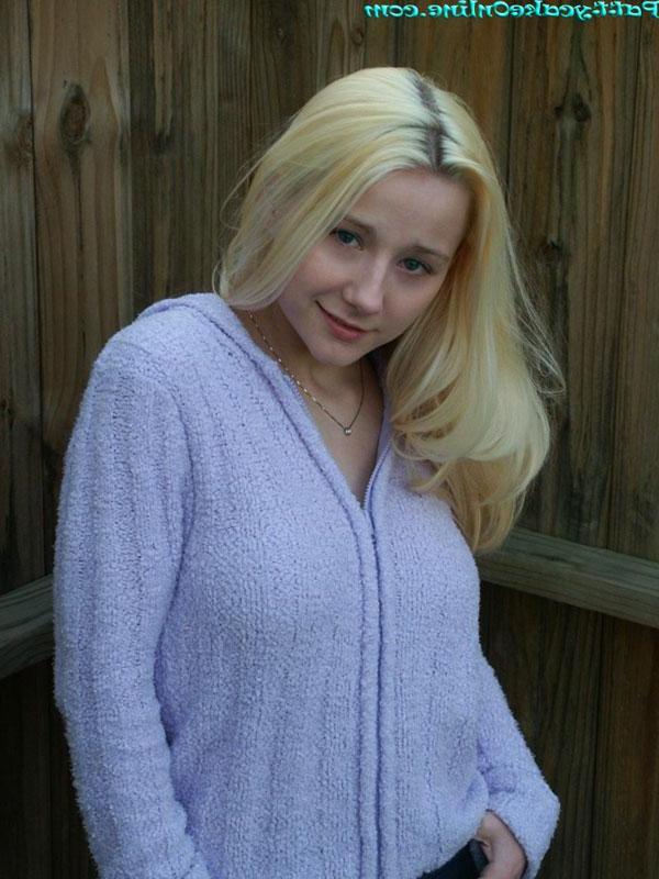 16P Pictures of teen girl Pattycake teasing in the backyard