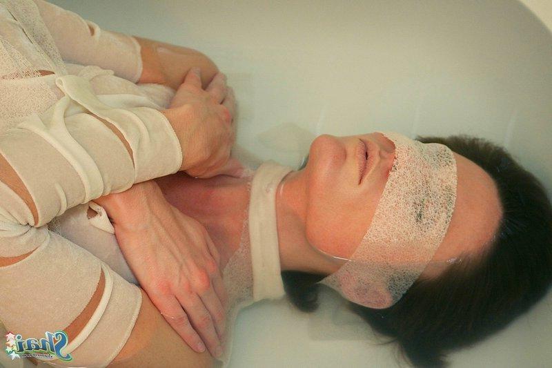 16P Pictures of teen star Shai West messing around in the bath tub