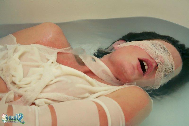 16P Pictures of teen star Shai West messing around in the bath tub