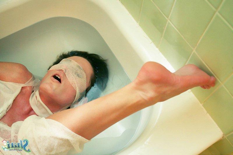 16P Pictures of teen star Shai West messing around in the bath tub