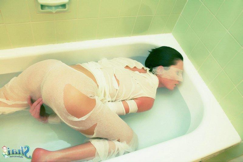 16P Pictures of teen star Shai West messing around in the bath tub