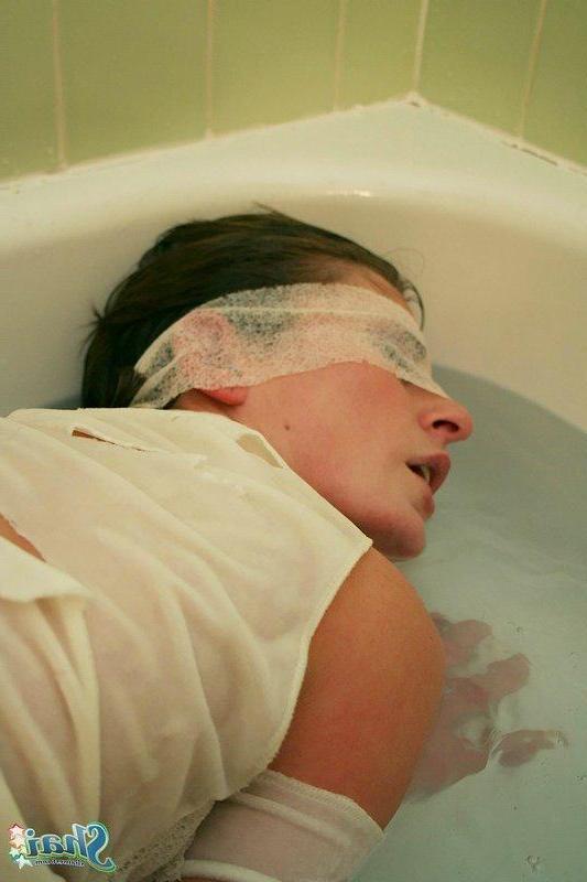 16P Pictures of teen star Shai West messing around in the bath tub