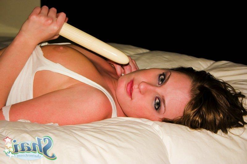 20P Pictures of teen hottie Shai West stuffing her pussy in bed