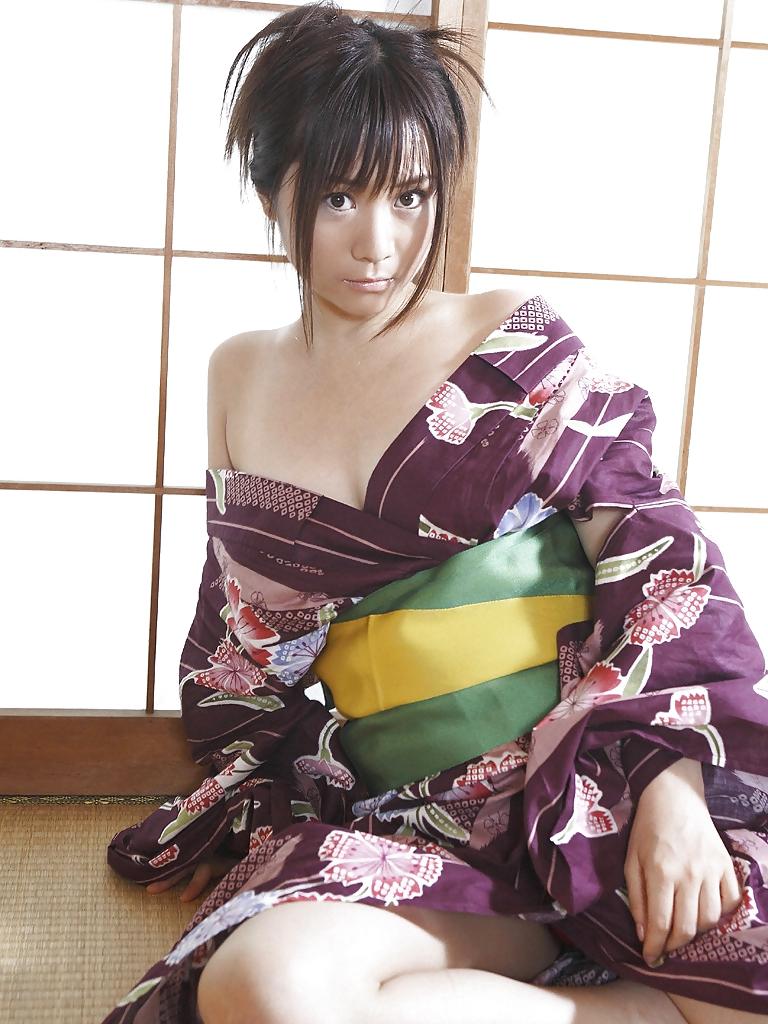 25P Japanese Bikini Babes-Ai Arakawa