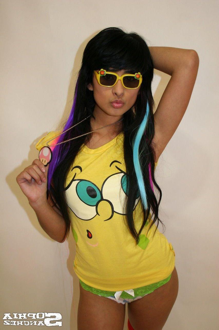 15P Pictures of teen girl Sophia Sanchez showing off her assets