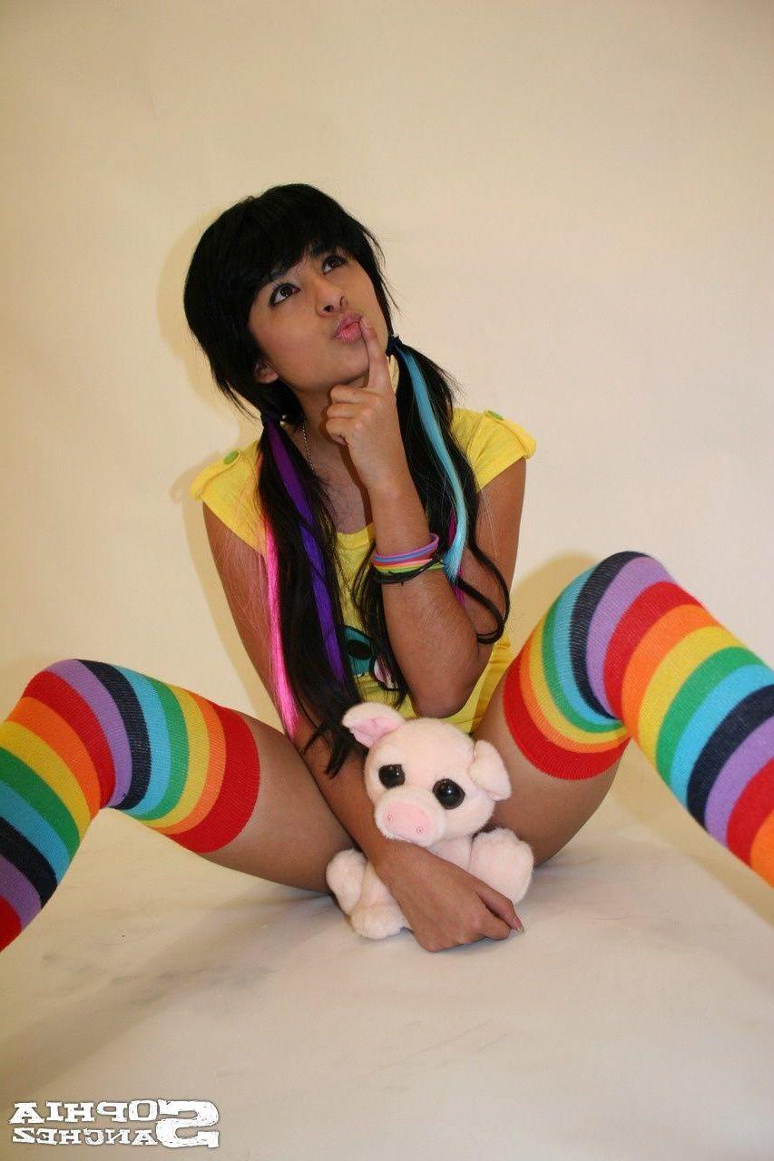 15P Pictures of teen girl Sophia Sanchez showing off her assets
