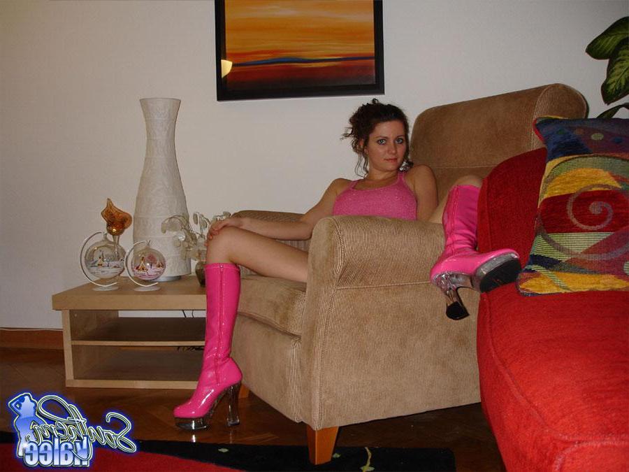 12P Busty hottie Southern Kalee shows off her pink mini-dress