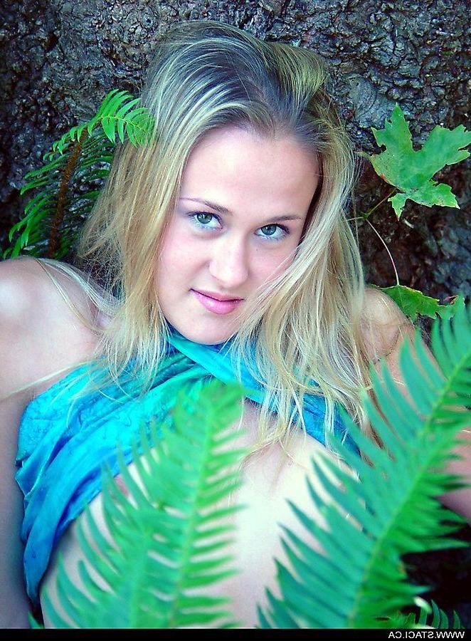 20P Pictures of teen amateur Staci.ca exposing her tits outside