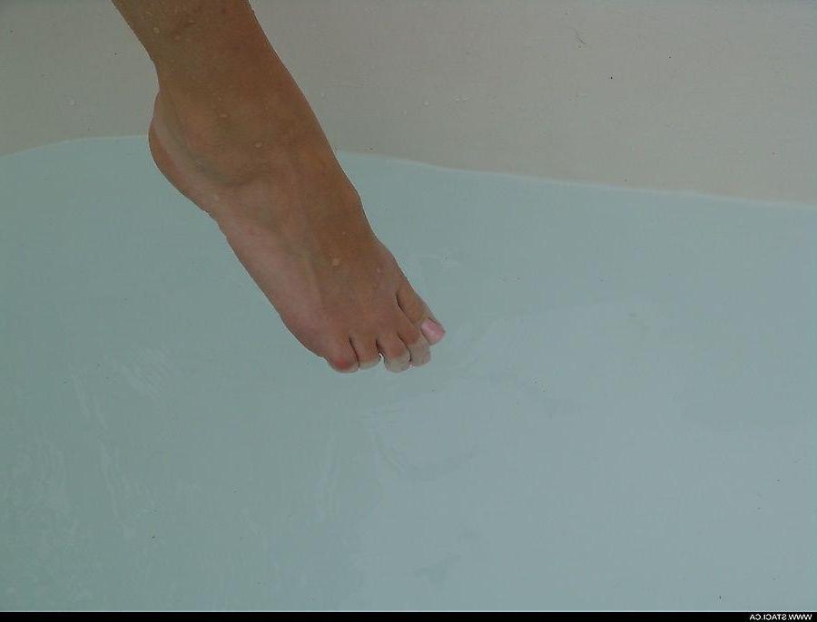 20P Pictures of Staci.ca taking a bath outside