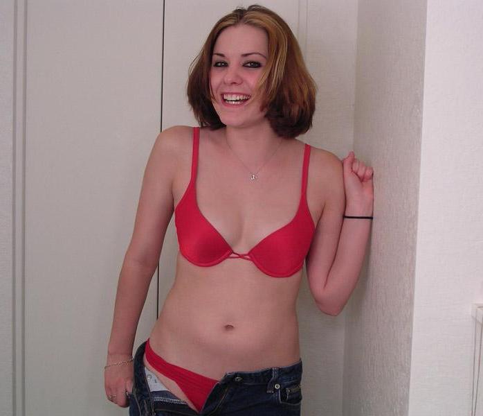 12P Stunning Serena poses in her red bra
