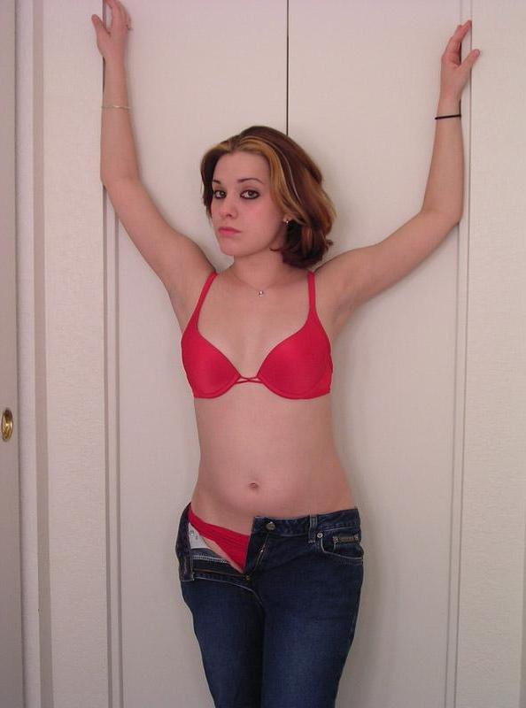 12P Stunning Serena poses in her red bra
