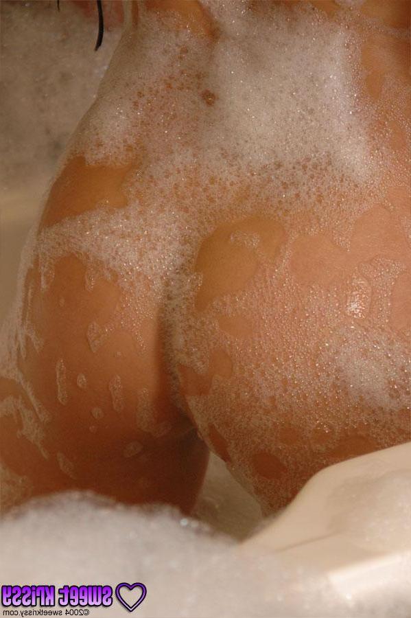 20P Pictures of Sweet Krissy taking a bubble bath