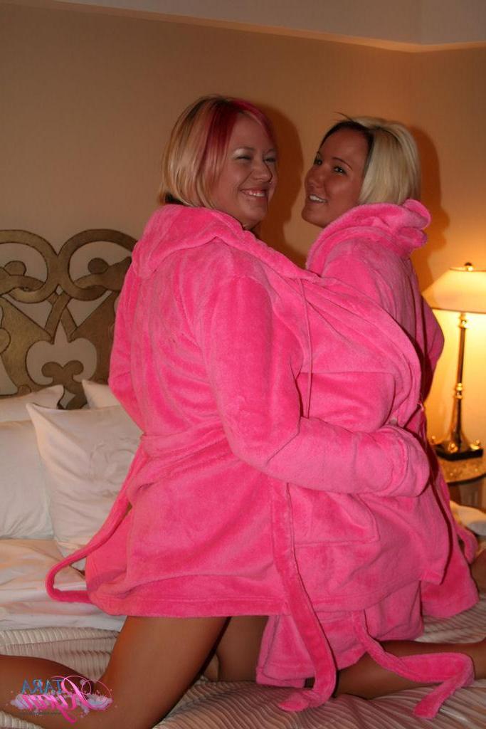 20P Pictures of Tara Ryan hanging out with her girlfriend