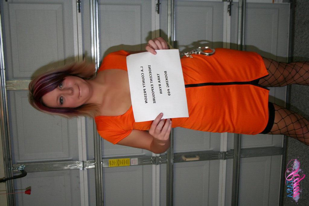 20P Pictures of teen hottie Tara Ryan locked up