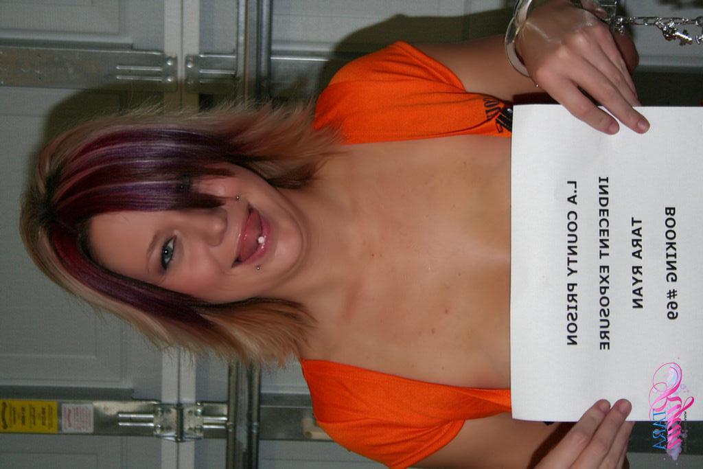 20P Pictures of teen hottie Tara Ryan locked up