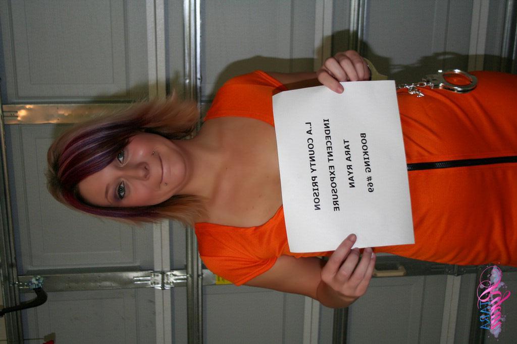 20P Pictures of teen hottie Tara Ryan locked up