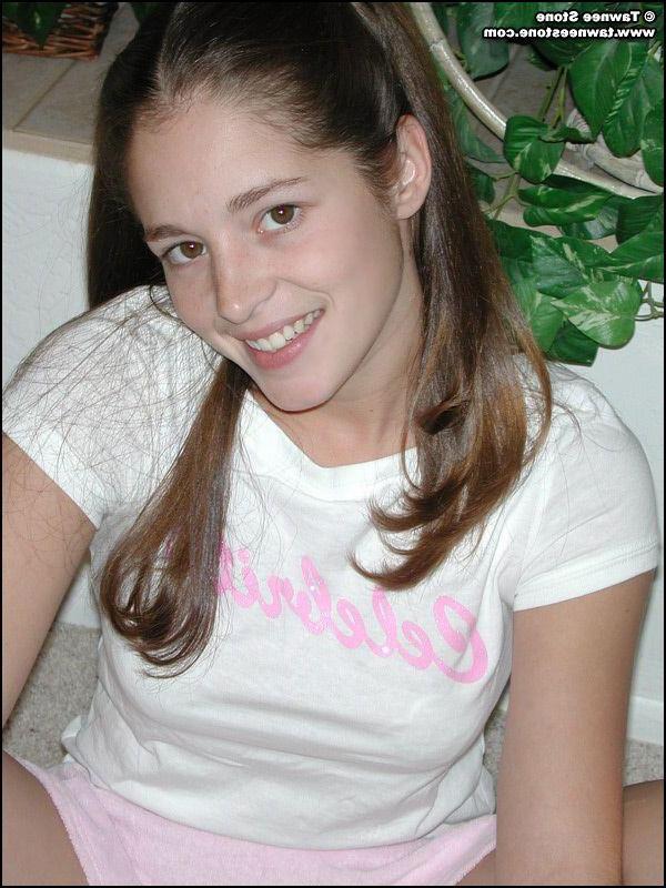 20P Pictures of teen amateur Tawnee Stone exposing her boobs
