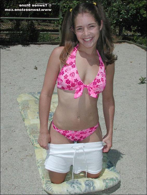 20P Bilder von Tawnee Stone, wie sie sich aus ihrem Bikini auszieht