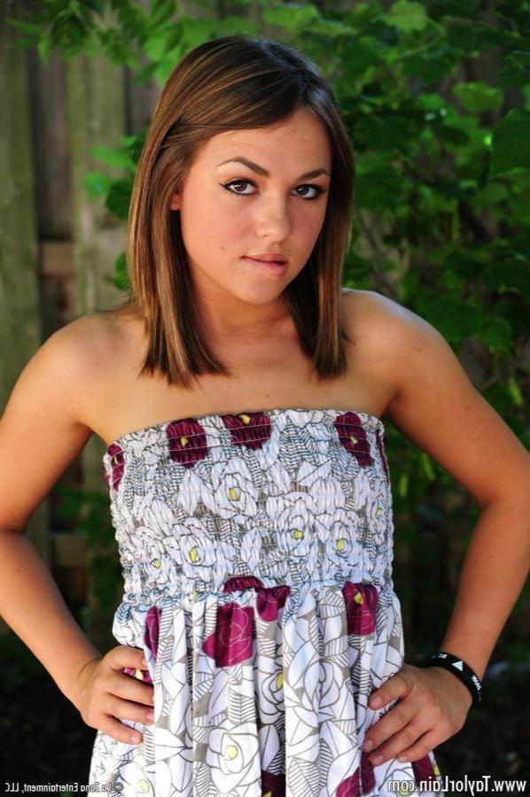 15P Pictures of teen girl Taylor Lain getting naked in the back yard