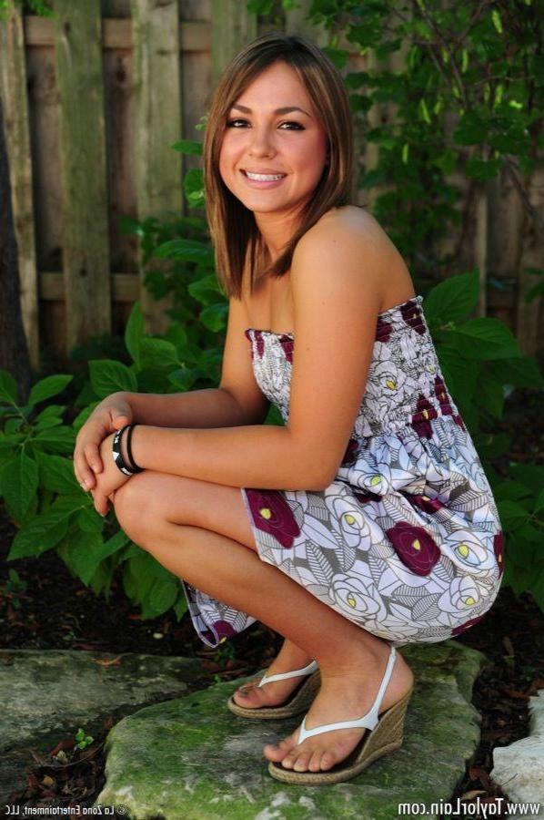 15P Pictures of teen girl Taylor Lain getting naked in the back yard