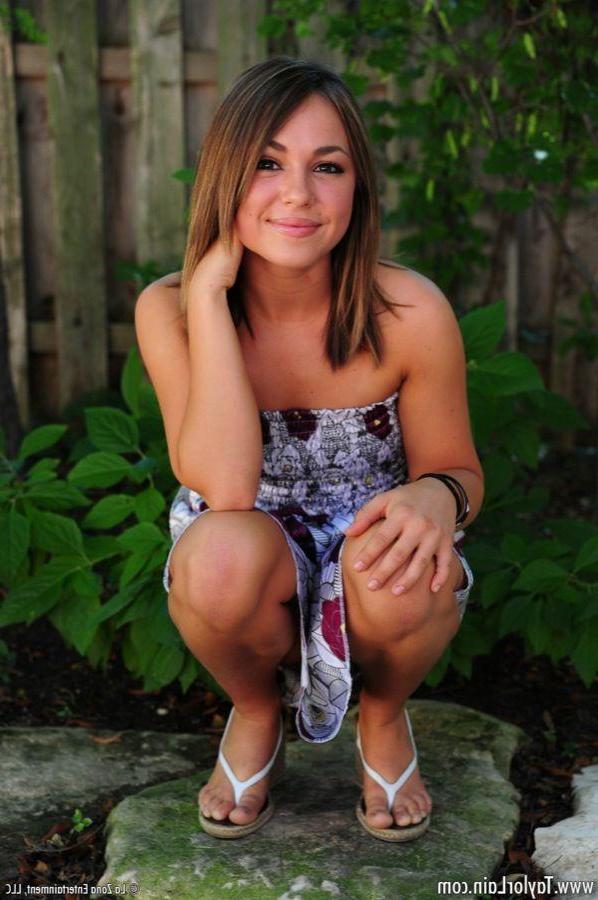 15P Pictures of teen girl Taylor Lain getting naked in the back yard
