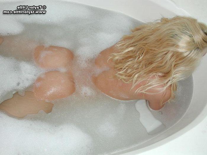 20P Pictures of Taylor Little fingering her pussy in the bath