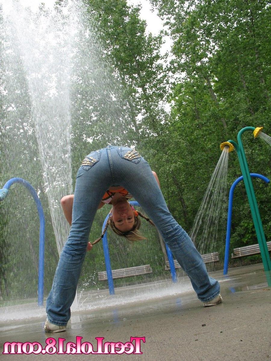 15P Pictures of Teen Lola 18 getting herself all wet