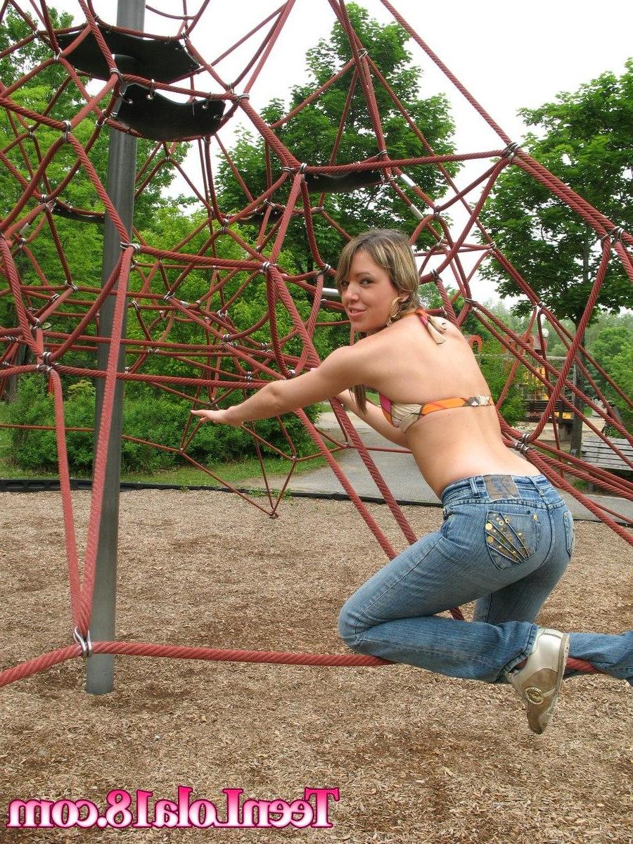 15P Pictures of Teen Lola 18 getting herself all wet