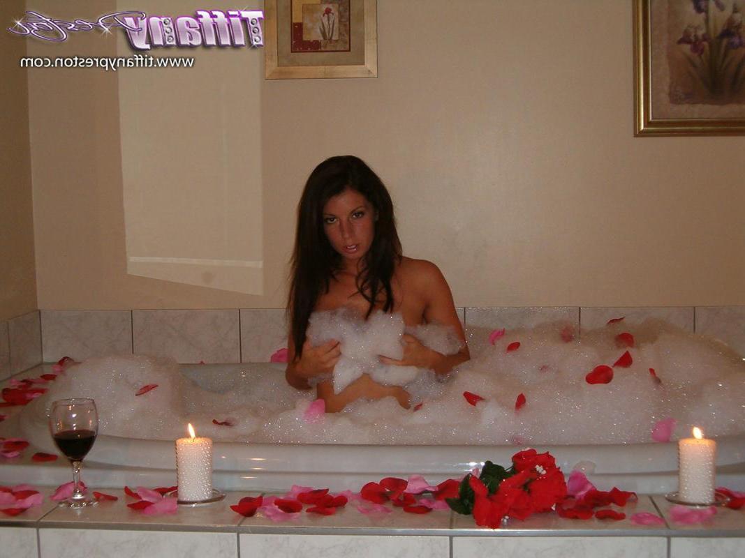 15P Bilder von Tiffany Preston, die ein heißes Schaumbad nimmt