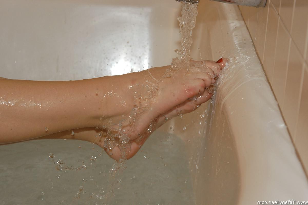 20P Tiffany takes a hot bath