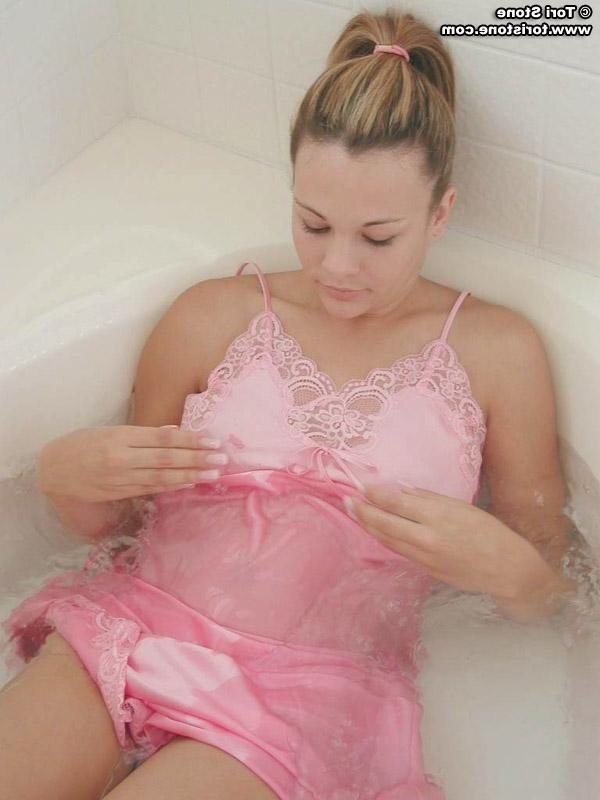 20P Pictures of Tori Stone taking a bath in her lingerie