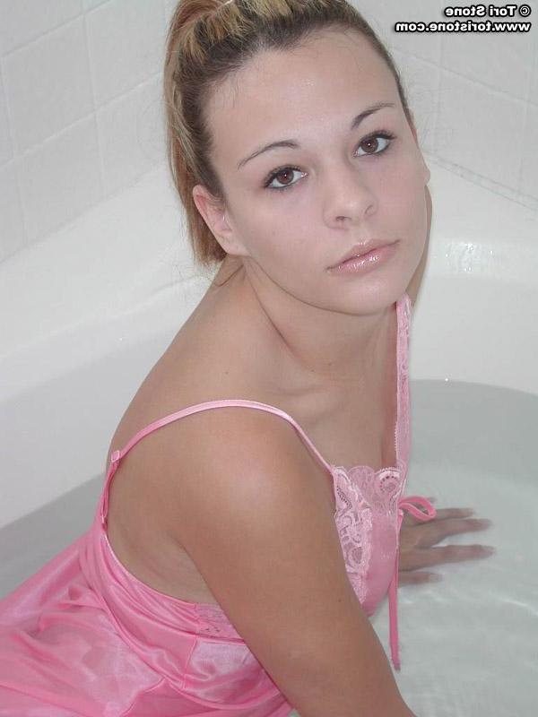 20P Pictures of Tori Stone taking a bath in her lingerie