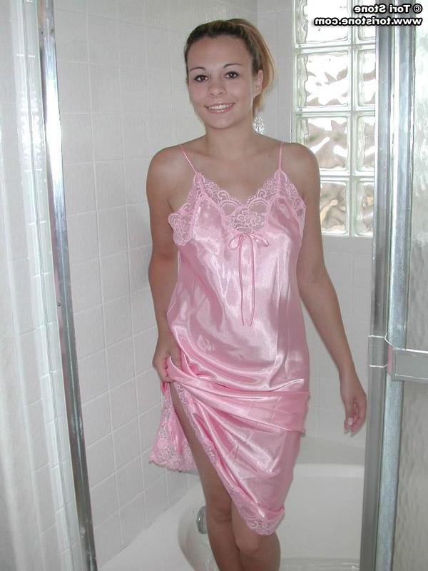 20P Pictures of Tori Stone taking a bath in her lingerie