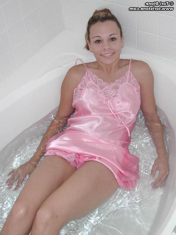 20P Pictures of Tori Stone taking a bath in her lingerie